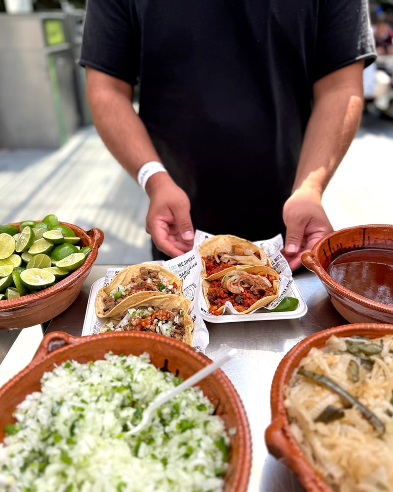 Tacos recién hechos servidos en evento