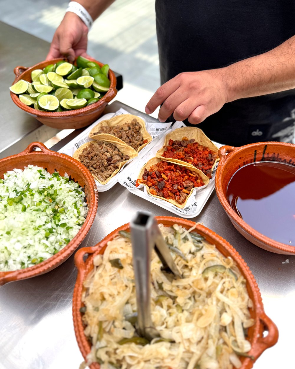 Variedad de tacos, salsas y guarniciones Don Manolito para evento