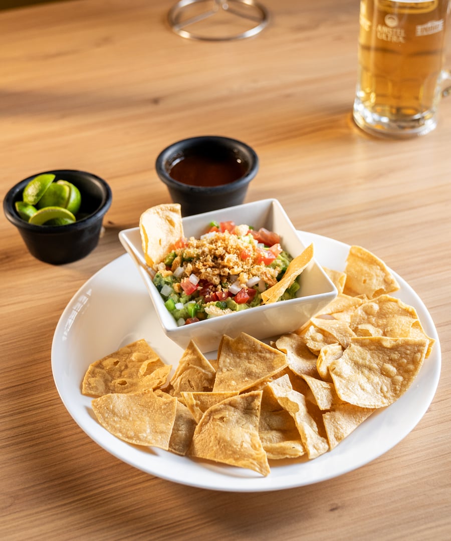 Guacamole con totopos y salsas
