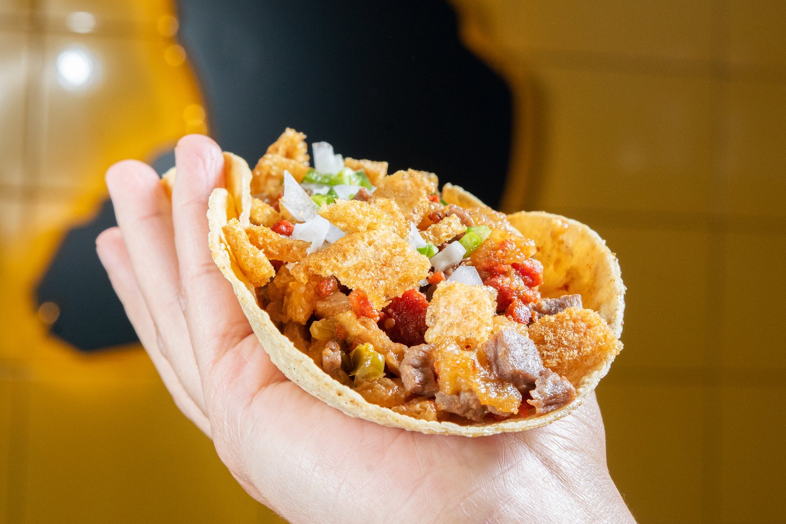 Taco campechano de Tacos Don Manolito en mano